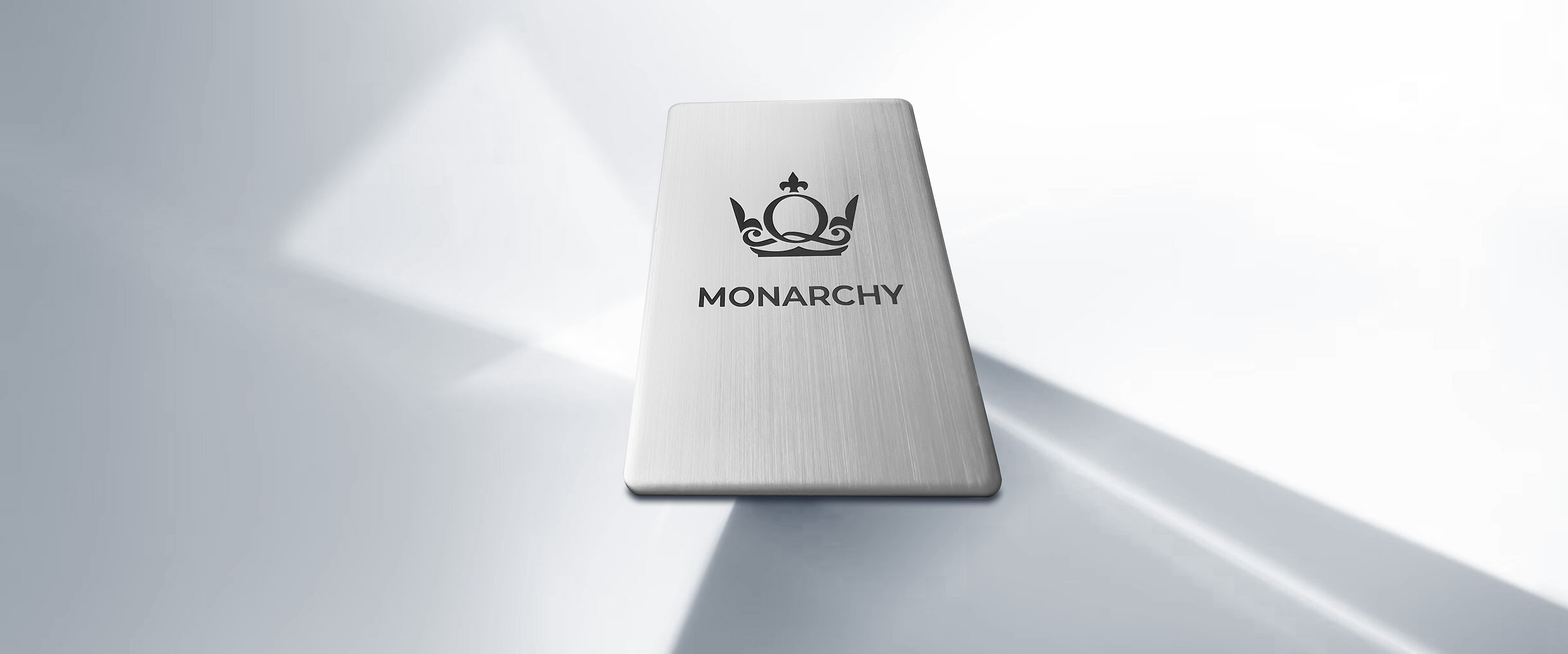 Tarjeta metálica Monarchy de Swift Conections sobre un fondo claro